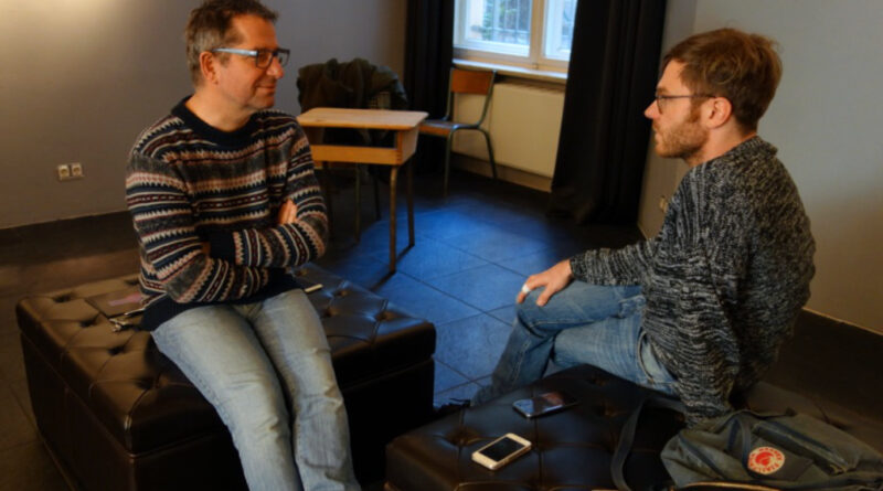 Paul Jonczyk and Franz Brandmeier sit opposite each other and talk.